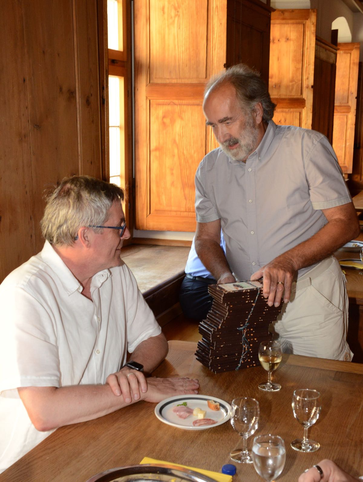 a6 Erich übergibt ein Geschenk